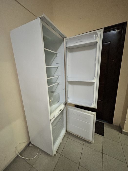 Вбудованмй холодильник ARISTON OPERA