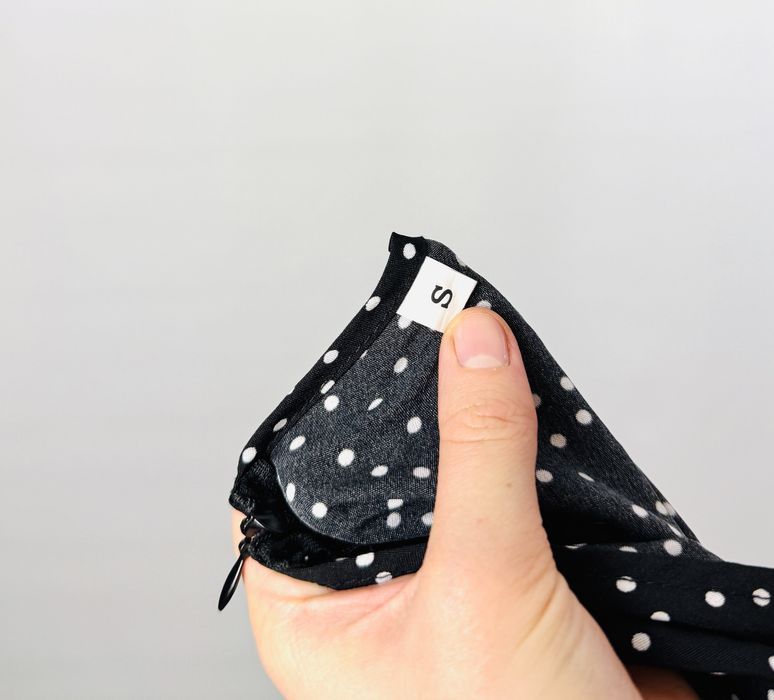 Czarna sukienka mini w białe groszki z wiązaniem i falbankami S 36