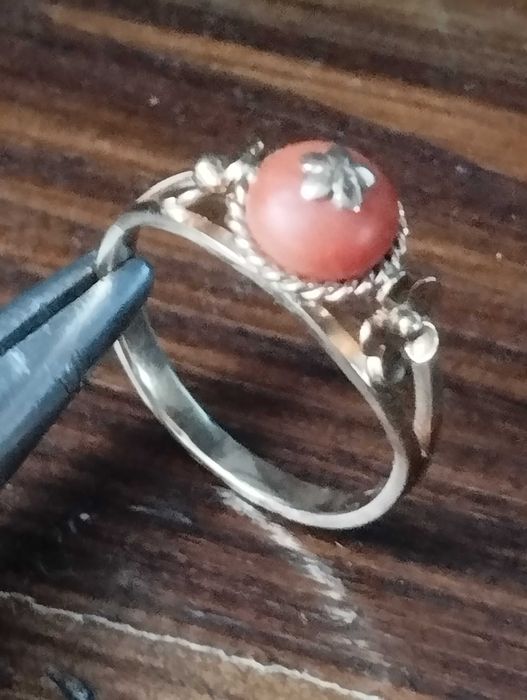 Złoty pierścionek z koralem ręcznie robiony