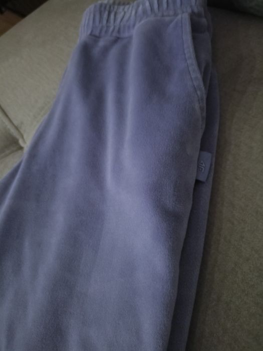 Spodnie welurowe i koszulka 4F r. 134.