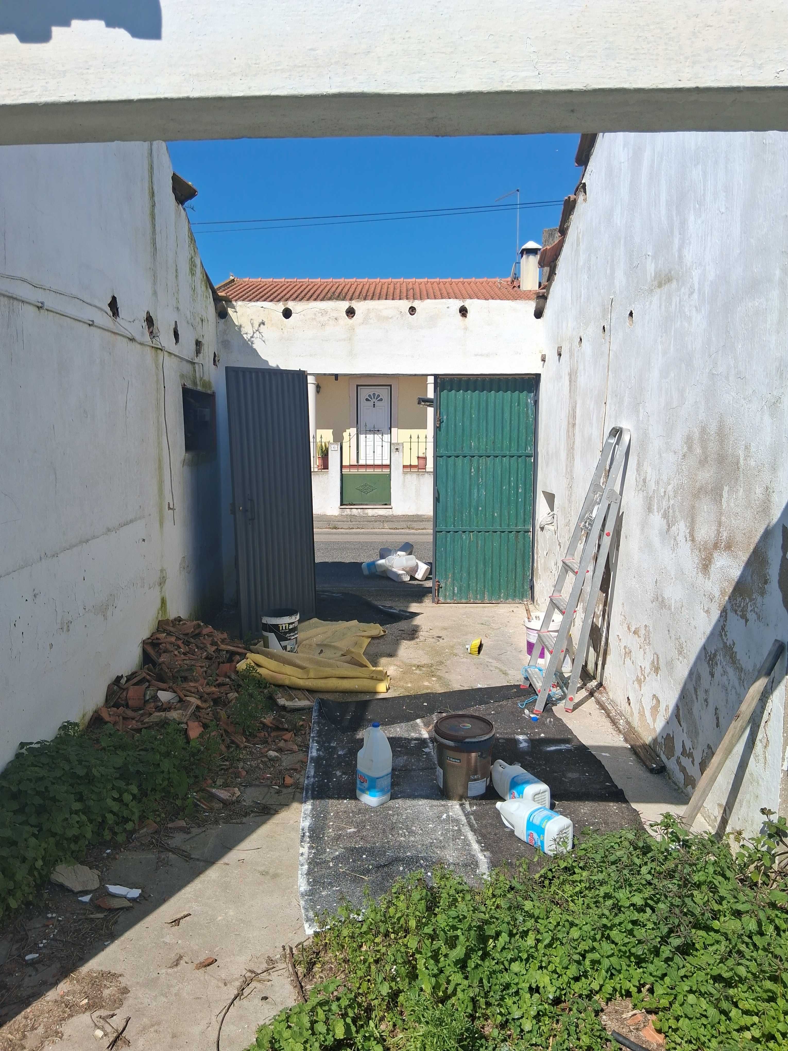 Casa térrea t3 com terreno garagem e anexos