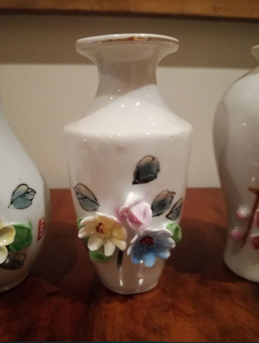 Bibelots 4 pequenas jarras porcelana com flores em relevo