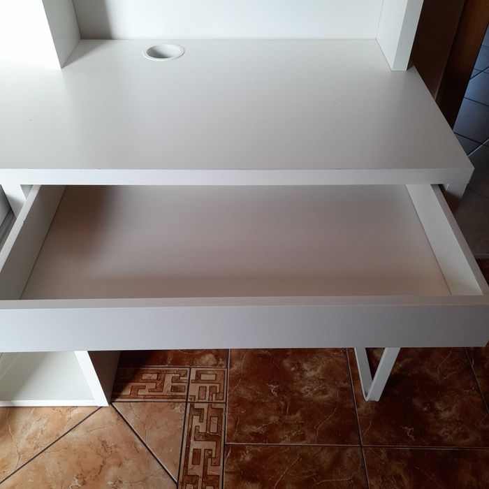 Używane Biurko IKEA MICKE białe 105x50cm z nadstawką