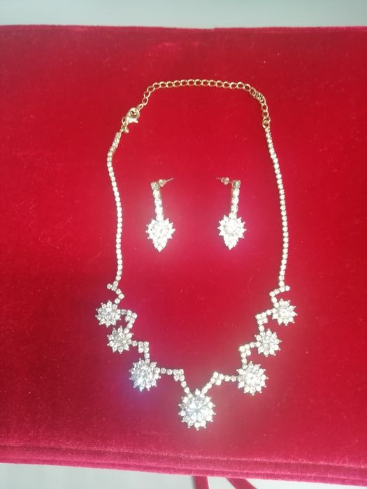 Колье, ожерелье с серёжками украшеное камнями Сваровски.