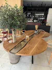 Drewniany stół z żywicą