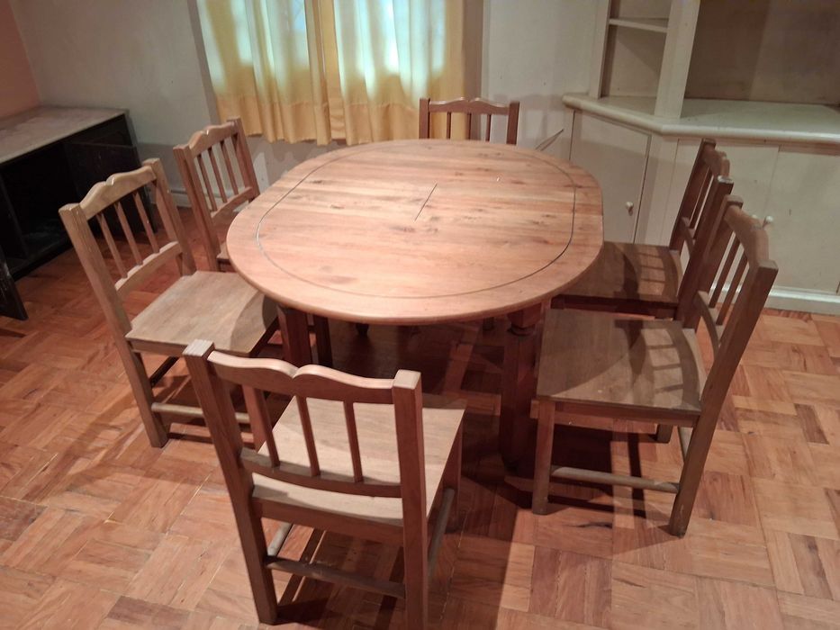 Mesa de sala de jantar com cadeiras