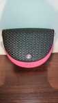 Torebka Justo Hoop magenta, czarna klapka pleciona i organizer