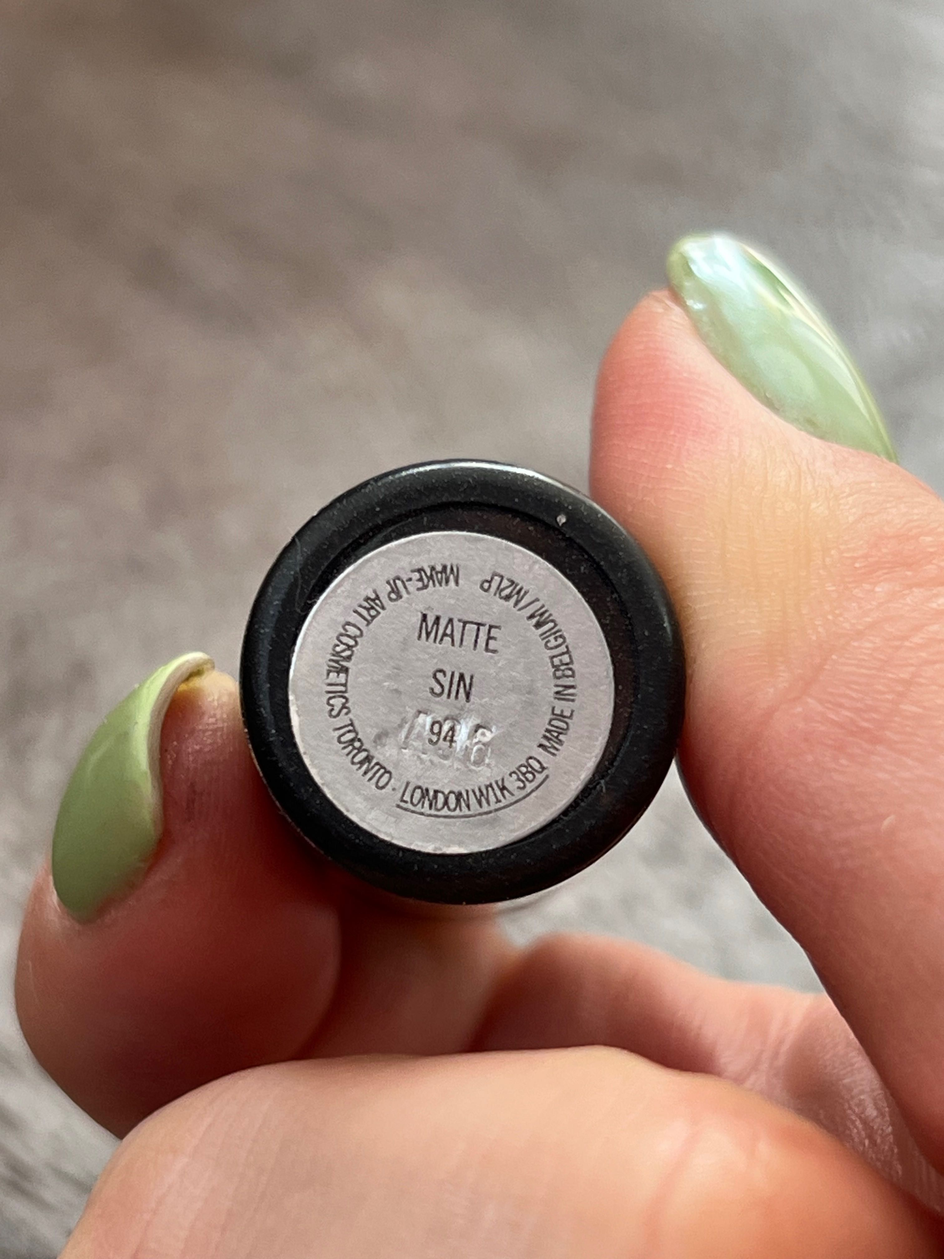 Mac Cosmetics pomadka do ust matowa Matte Sin 94