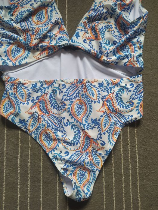 Strój kąpielowy jednoczęściowy z ozdobnym wycięciem na brzuchu