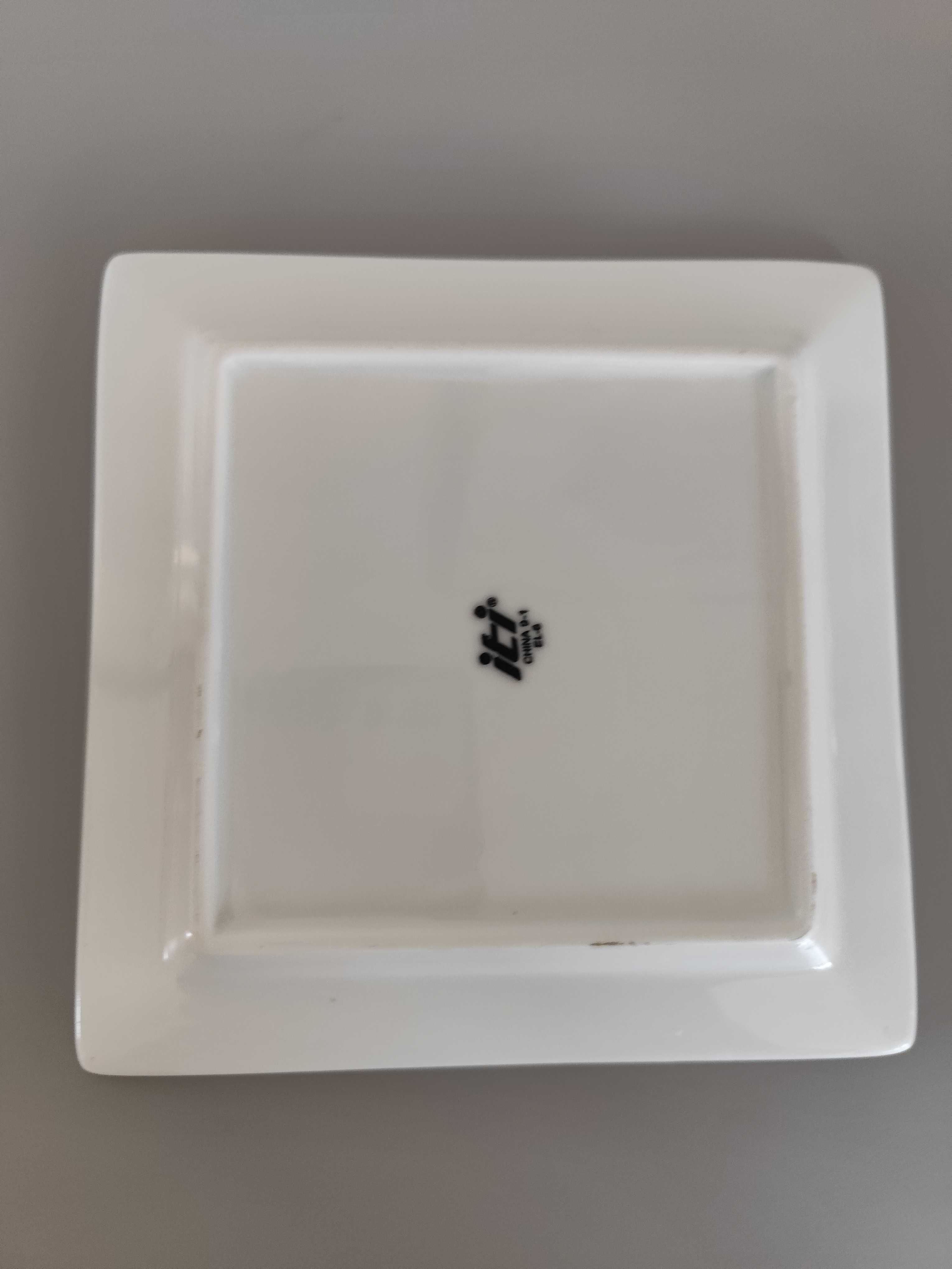 Biały kwadratowy talerz talerzyk dekoracyjny 16x16cm