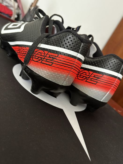 Chuteira umbro por estrear N.43 EU