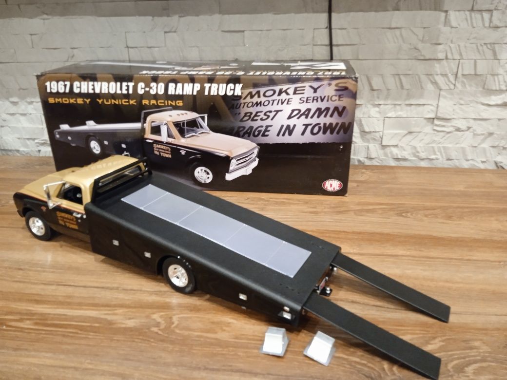 1:18 ACME 1967 Chevrolet C-30 Ramp Truck limit 320/560  Smokey Yunick