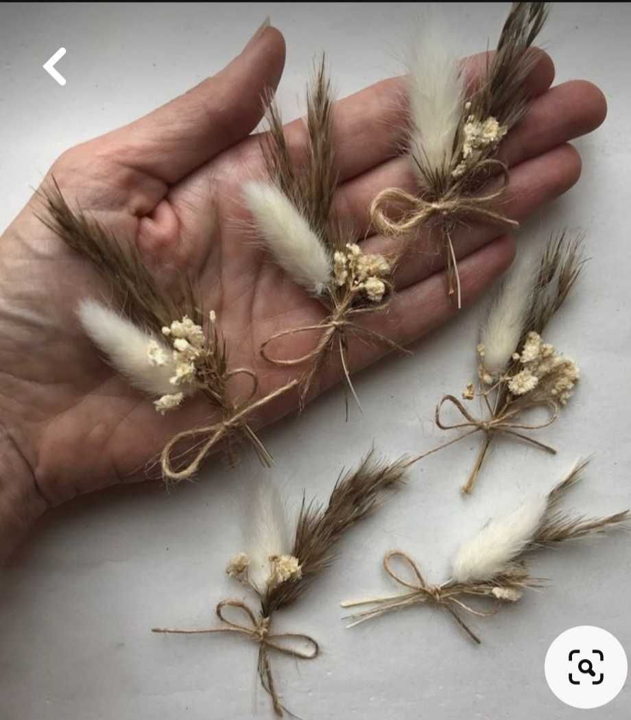 Małe butonierki z naturalnych materiałów