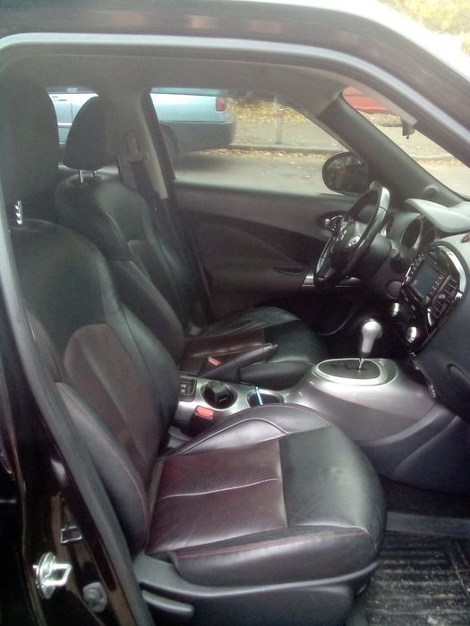 Водій зі своїм авто Ніссан Жук