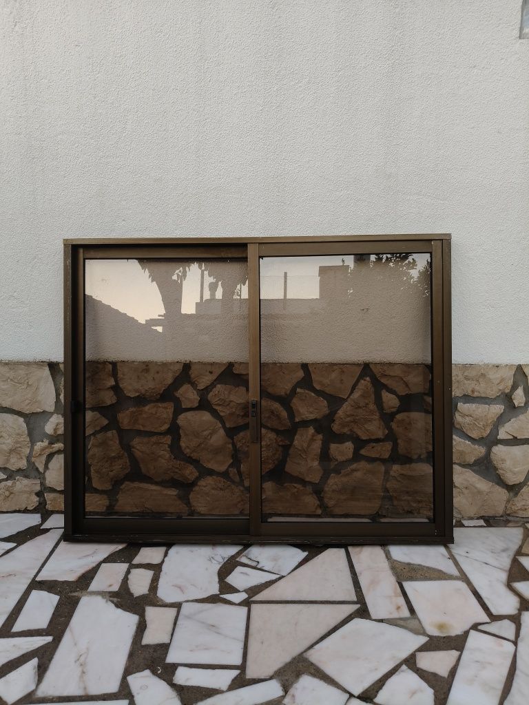 Janelas e porta em alumínio castanho