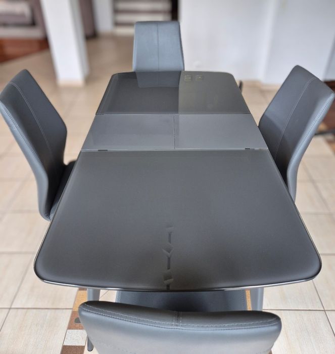 Szklany stół I zestaw 4 krzeseł