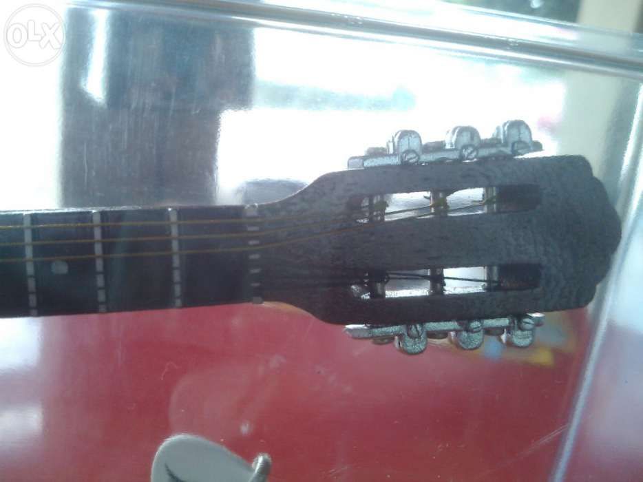 Guitarra clássica (caixa em acrílico) em miniatura