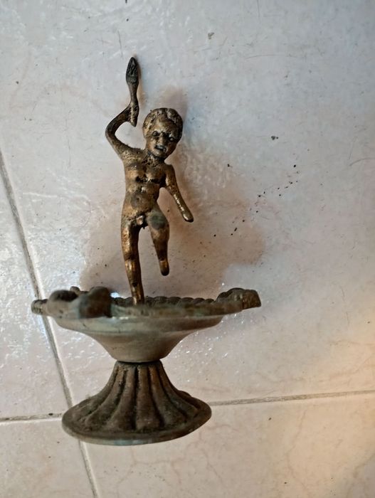 Cinzeiro Antigo com Estátua