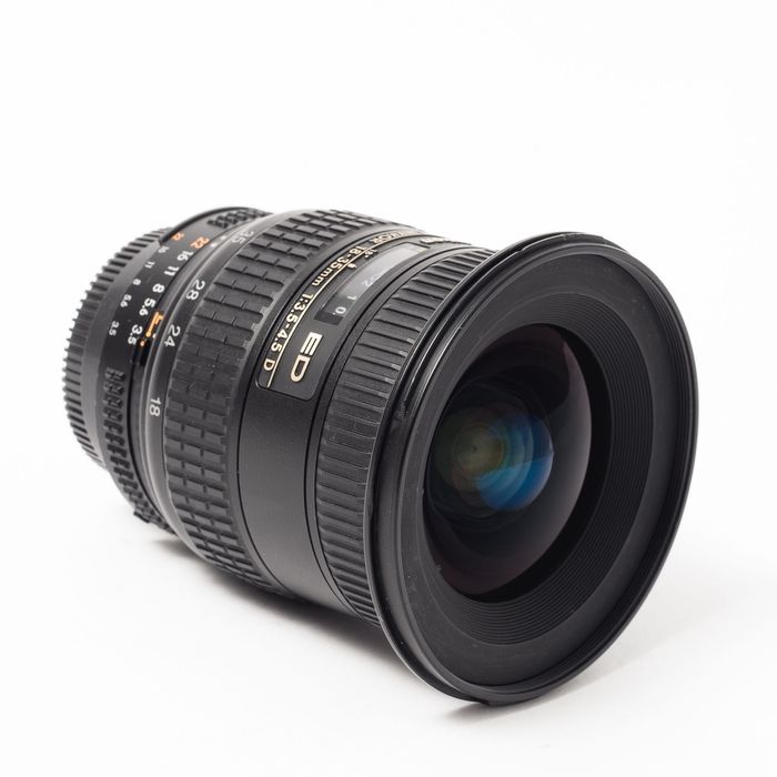 Об'єктив Nikon AF Nikkor 18-35mm f/3.5-4.5D ED