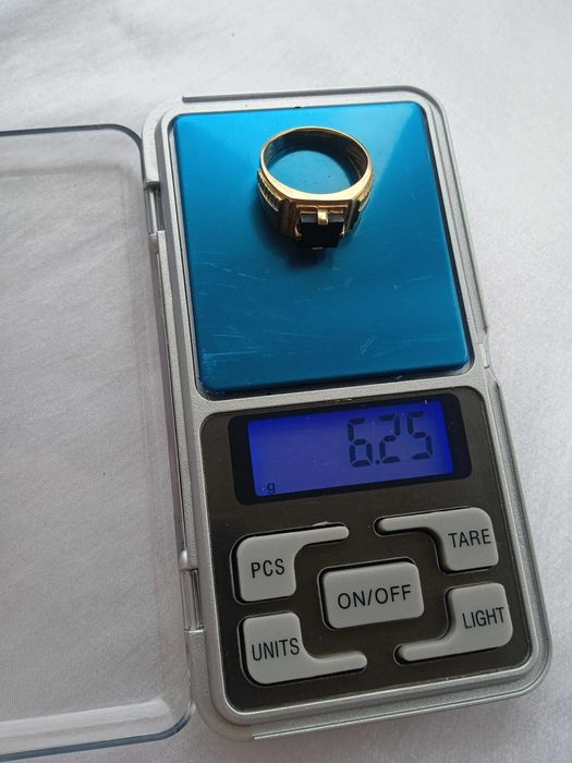 Золота печатка чоловіча з чорним каменем