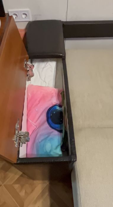 Продам диван з двома подушками б/у