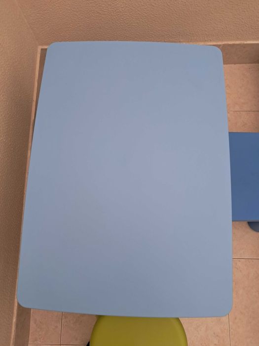 Mesa infantil com banco e cadeira