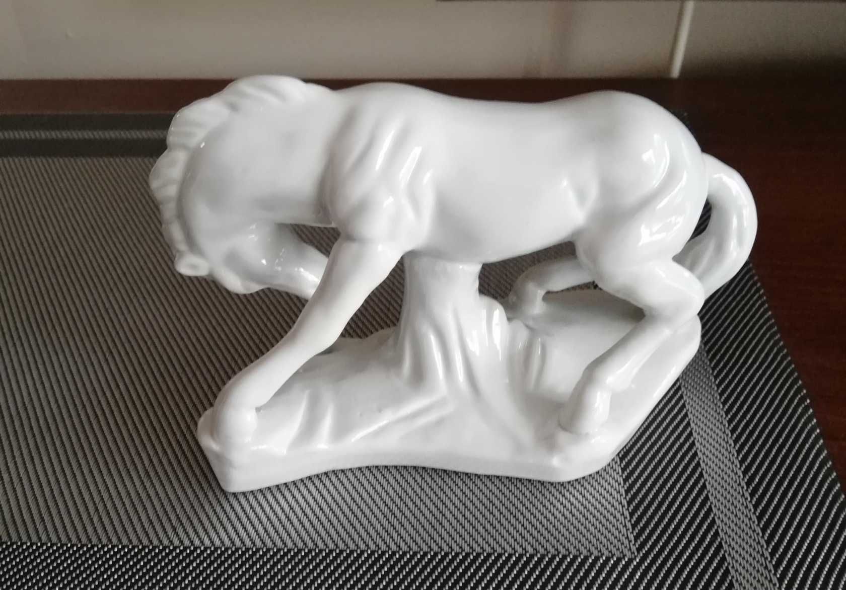 Figurki z porcelany Pies i Biały Koń