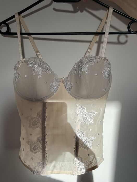 Beżowy top gorsetowy H&M – podkreśl swoją sylwetkę modnym fasonem!