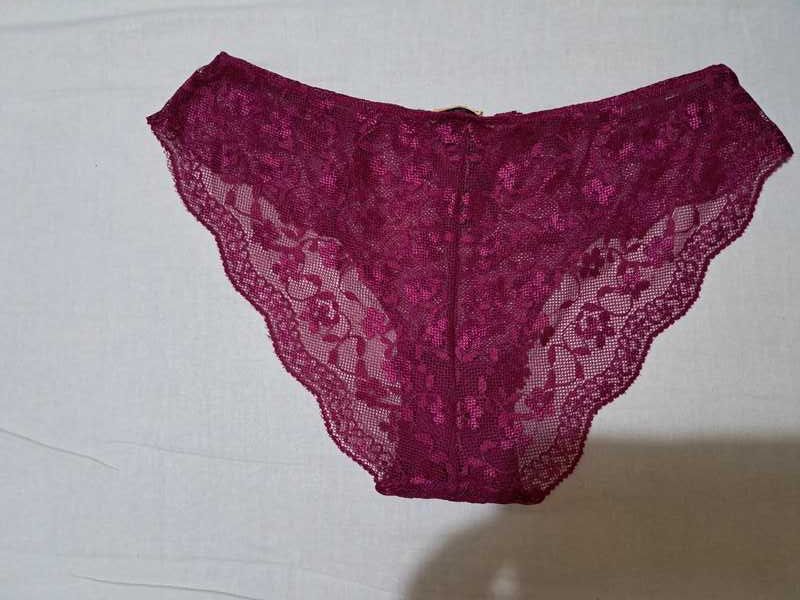 Piękne, nowe koronkowe majteczki w kolorze bordowo-fioletowym