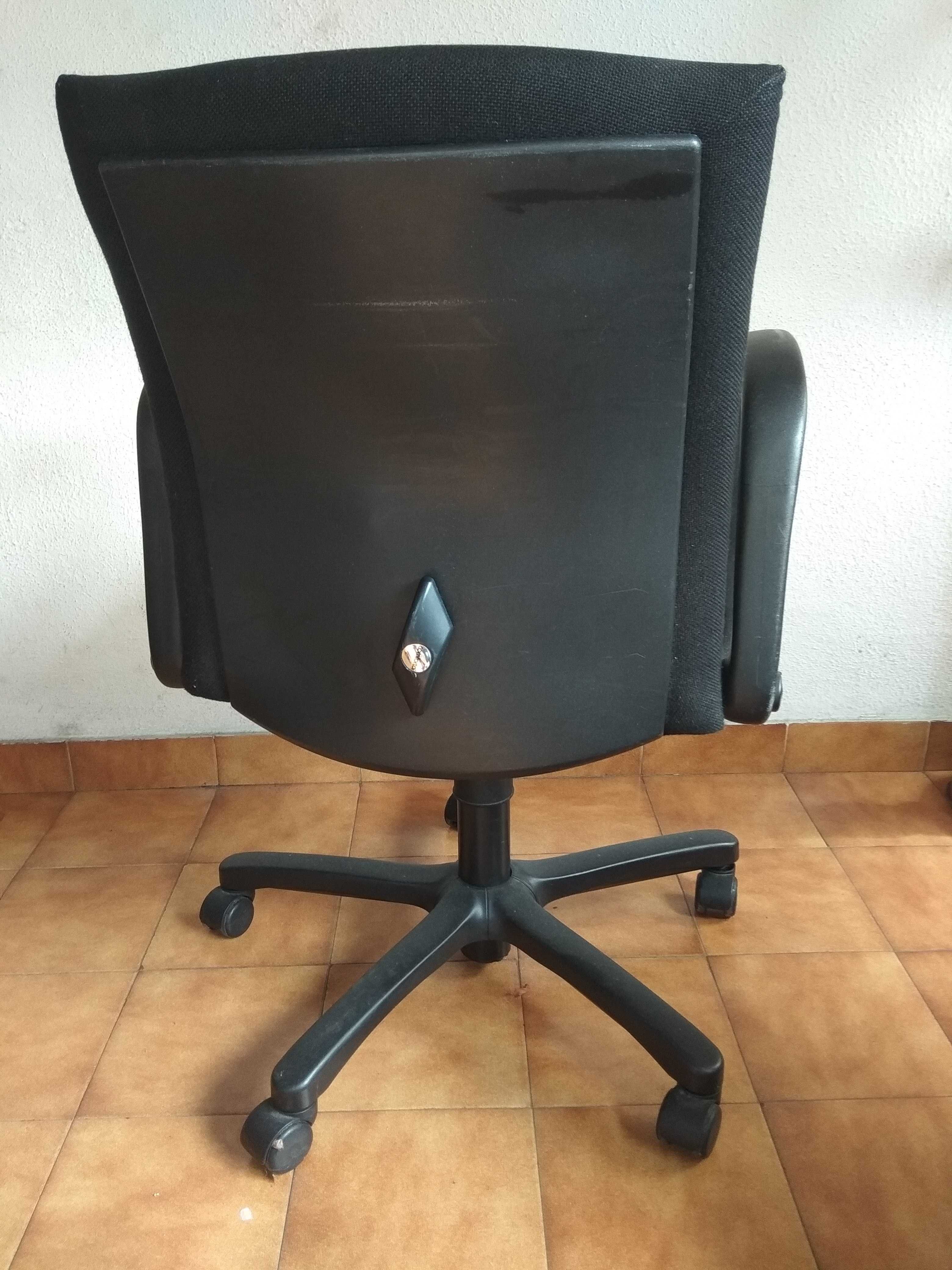 Cadeira rotativa Cortal - em tecido preto