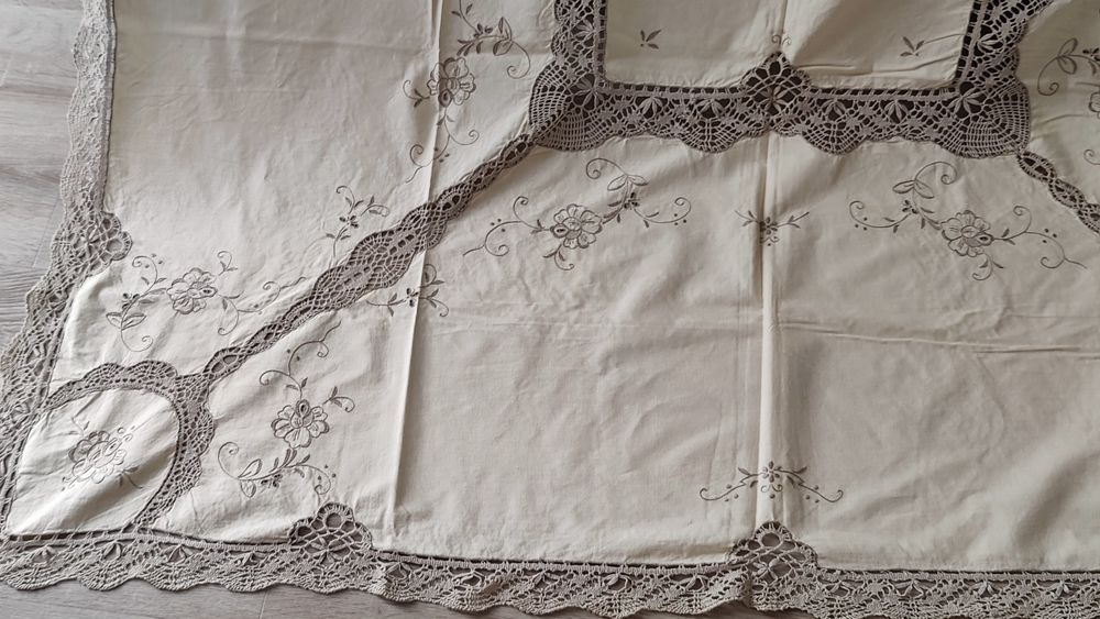 Toalha de mesa retangular bordada e com renda