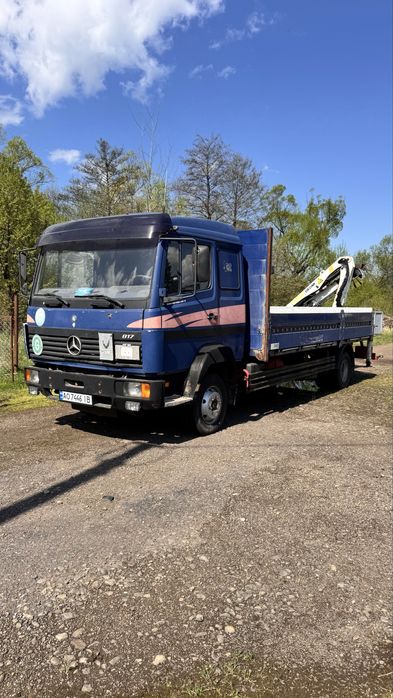 Автомобіль з краном маніпулятором