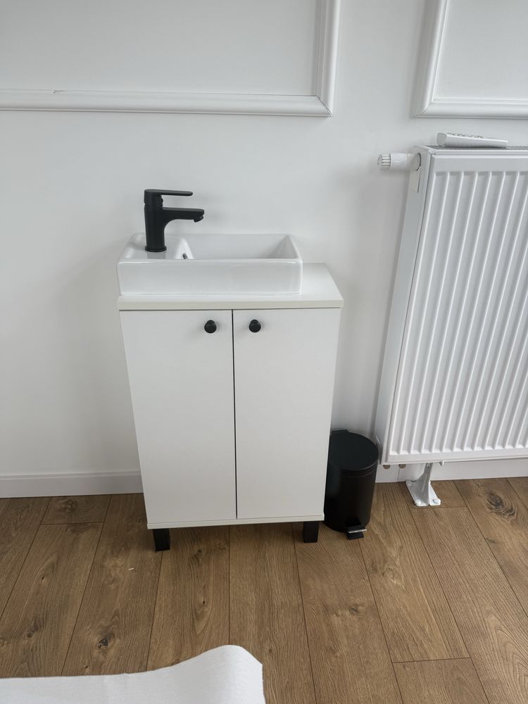 Szafka pod umywalke wraz z umywalka i bateria