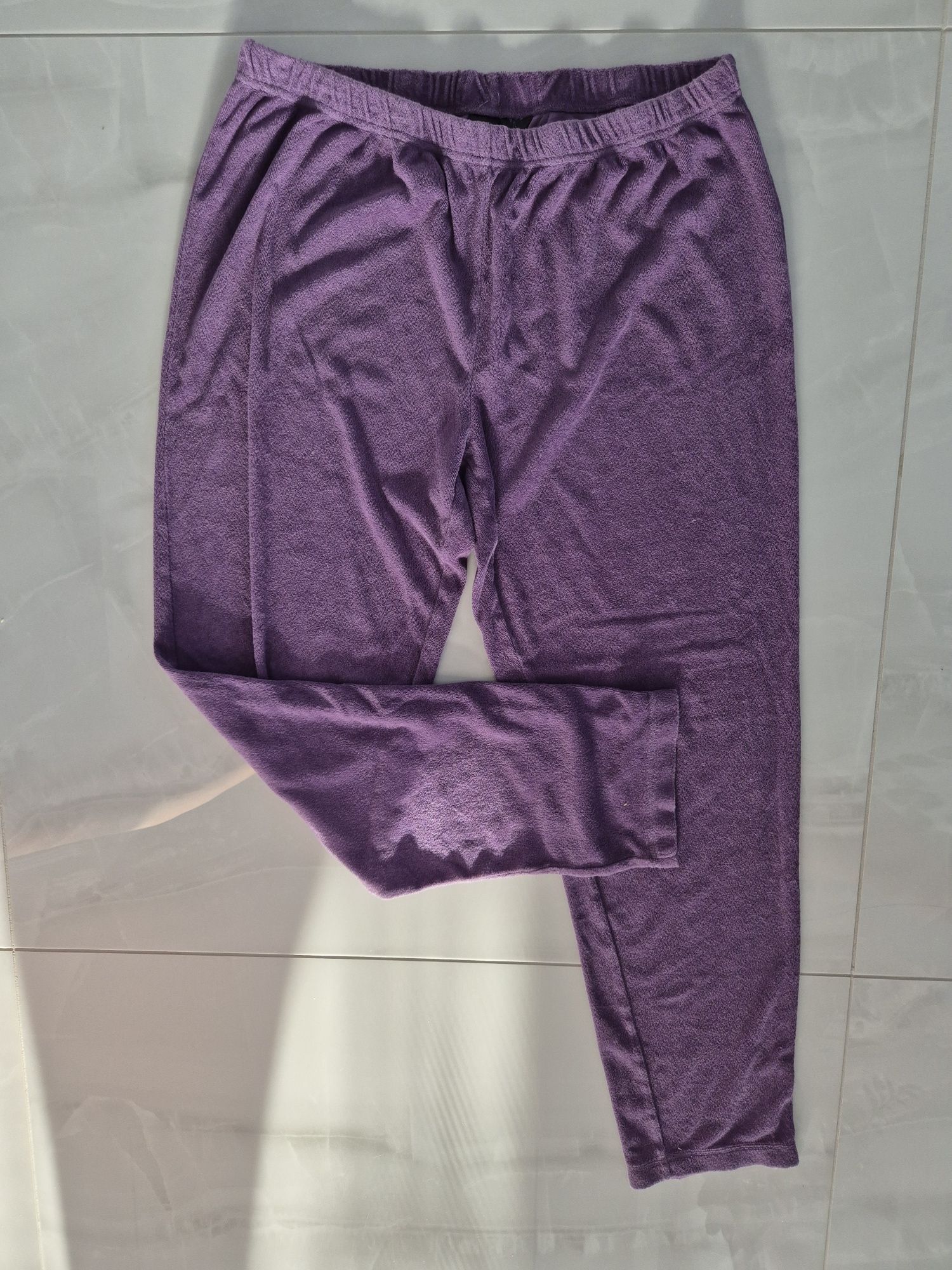 Fioletowe spodnie dresowe welurowe welur desy 44 XL Esmara