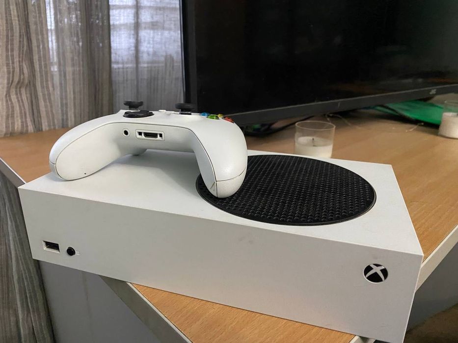 Продам Xbox Series S 512 Гб б/у