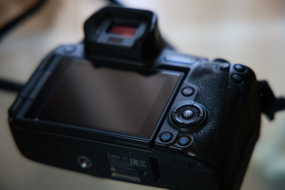 Продам Canon eos R