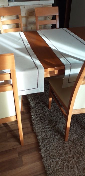Stół z krzesłami