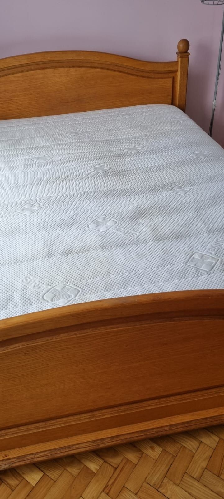Solidne łóżko sypialniane z drewna – materac w gratisie