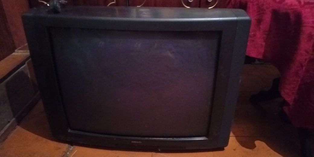 Продам немецкий телевизор 72 см, неисправный