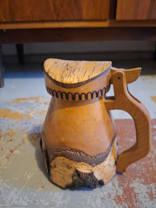 Rzemieślnicy stary kufel drewniany do wystroju.