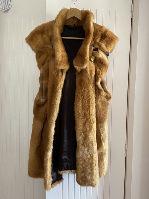 Colete em vison com capuz