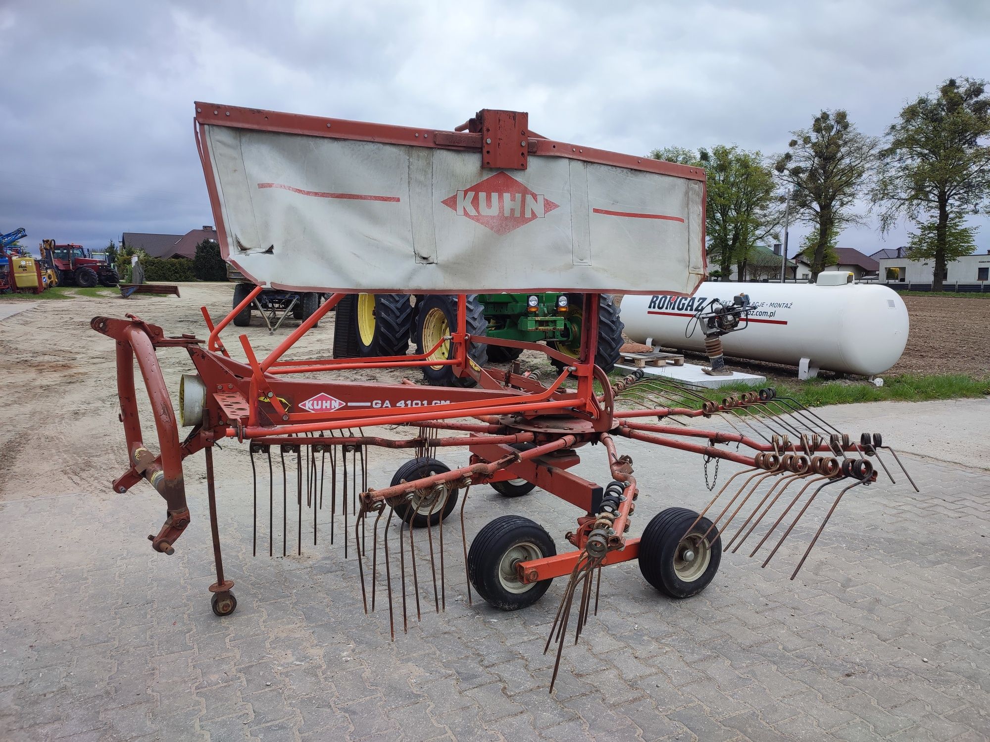 Zgrabiarka Kuhn GM GA tandem  przetrzasarka kuhn (Claas )