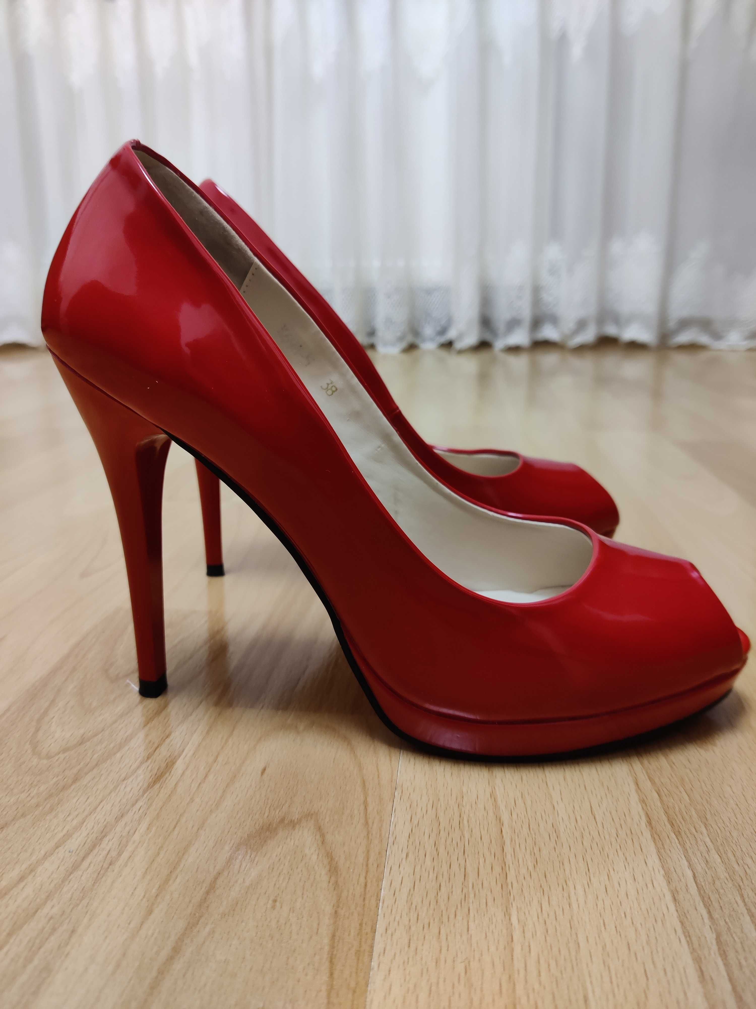 Туфлі червоні лакові, 38 розмір