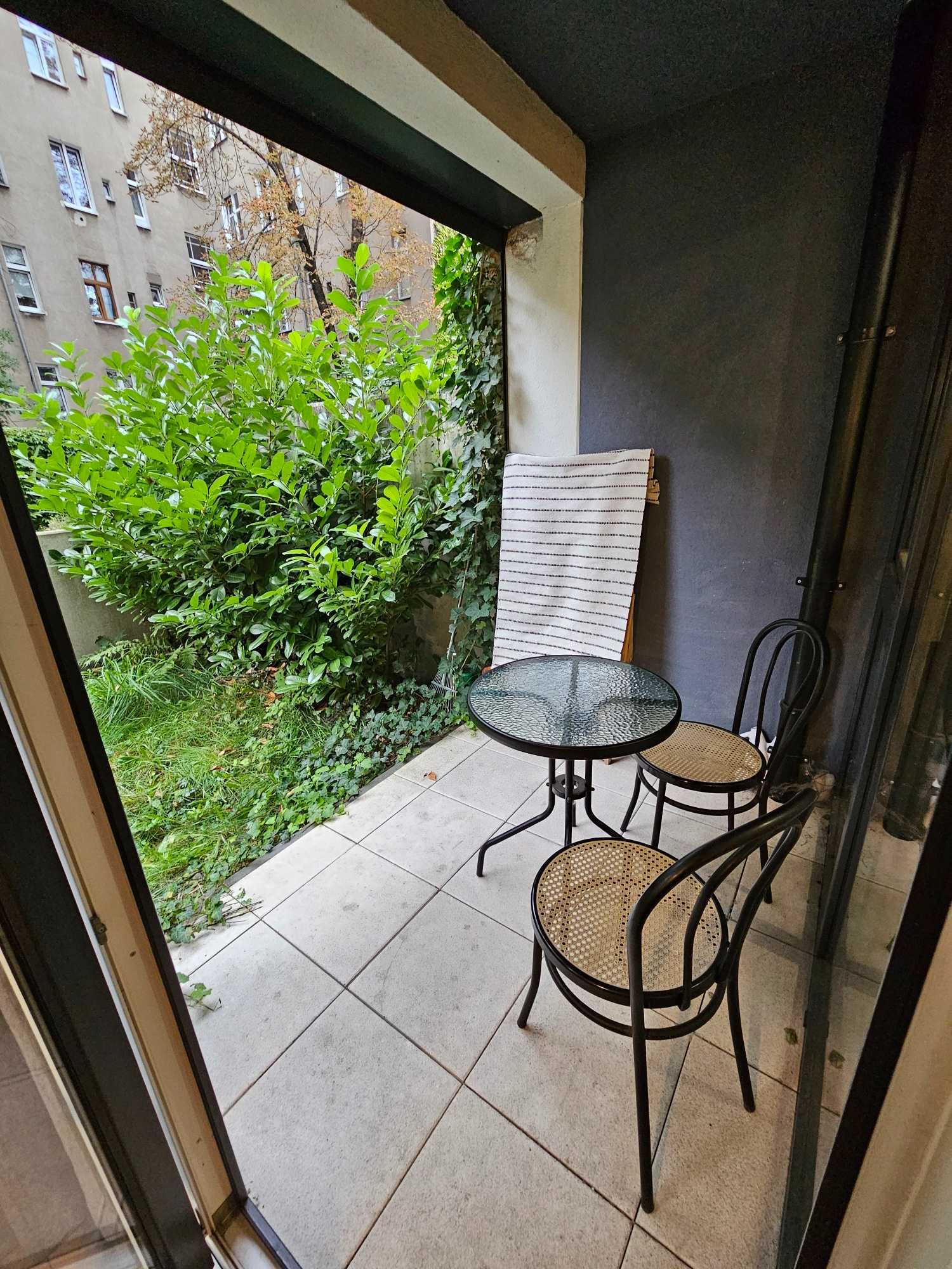 Urządzony apartament typu studio o pow. 30m2 z loggią i ogródkiem