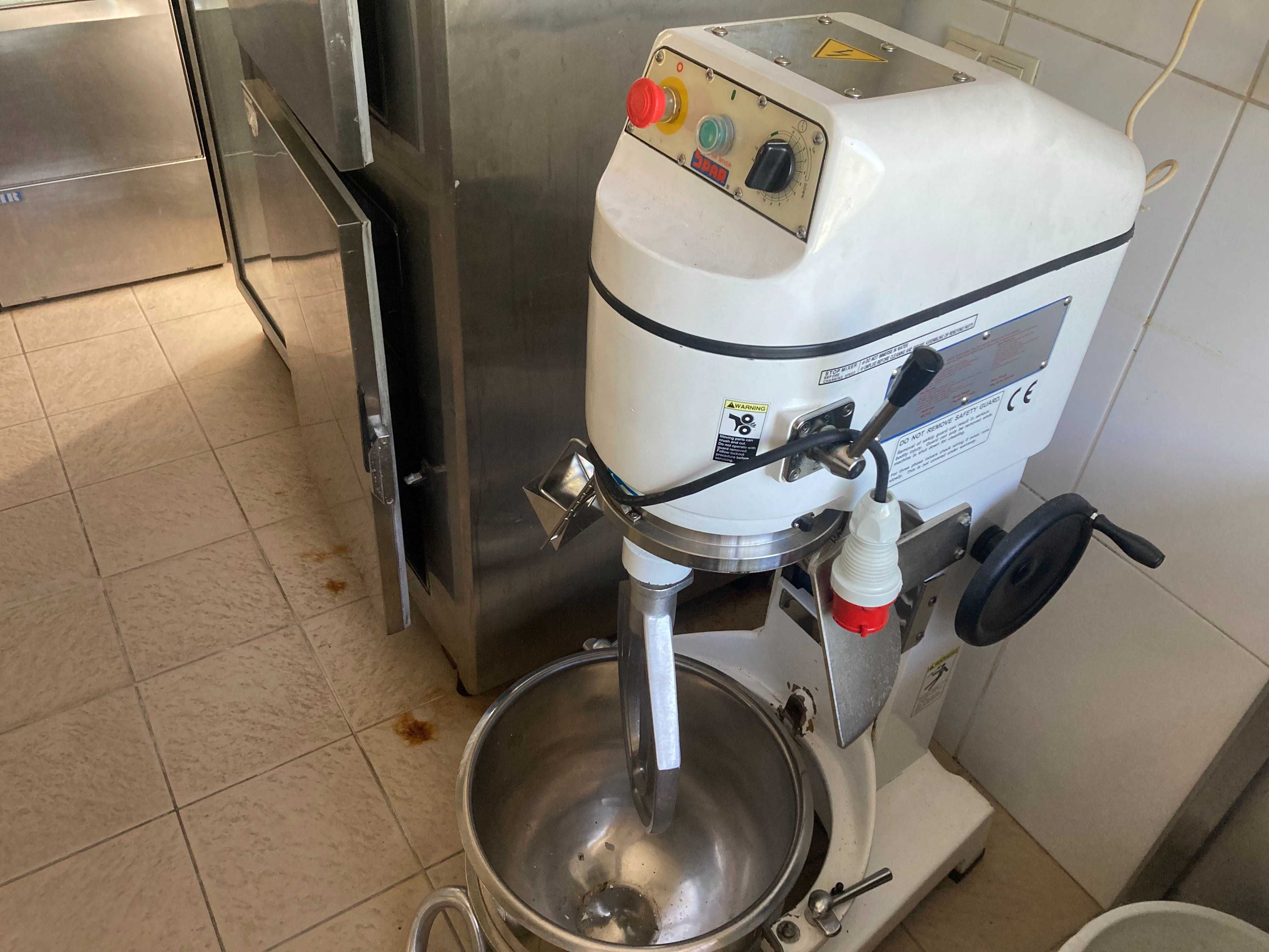 Batedeira/Amassadeira SPAR 40 lts com Acessórios