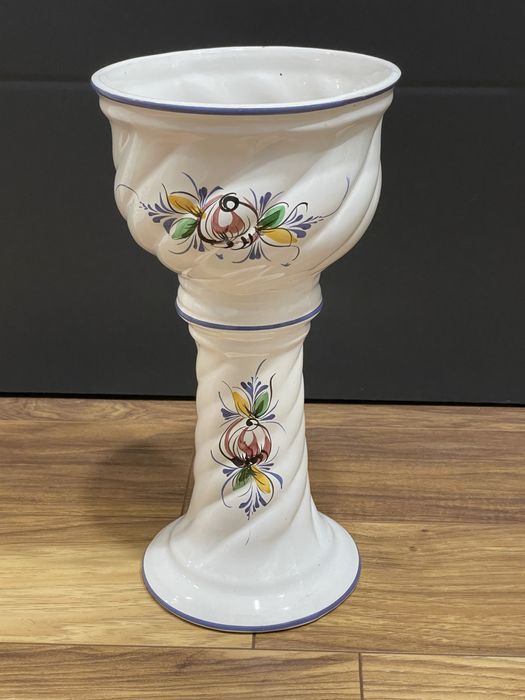 Ceramiczna donica na postumencie – amfora ogrodowa, ręcznie malowana