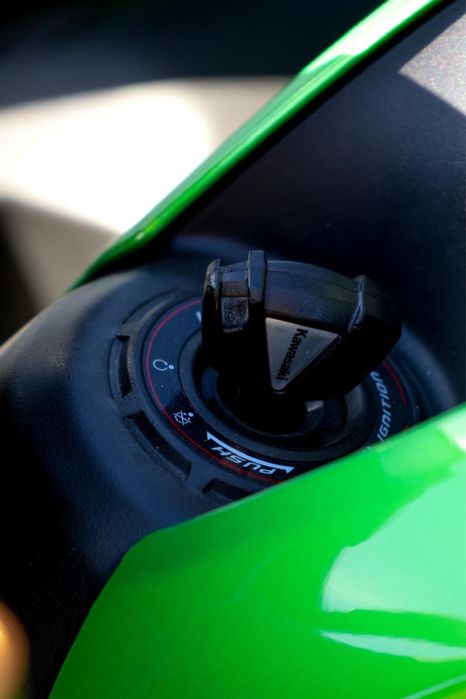 Kawasaki ZX 900 de 2018 com apenas 4.000 mil kms reais