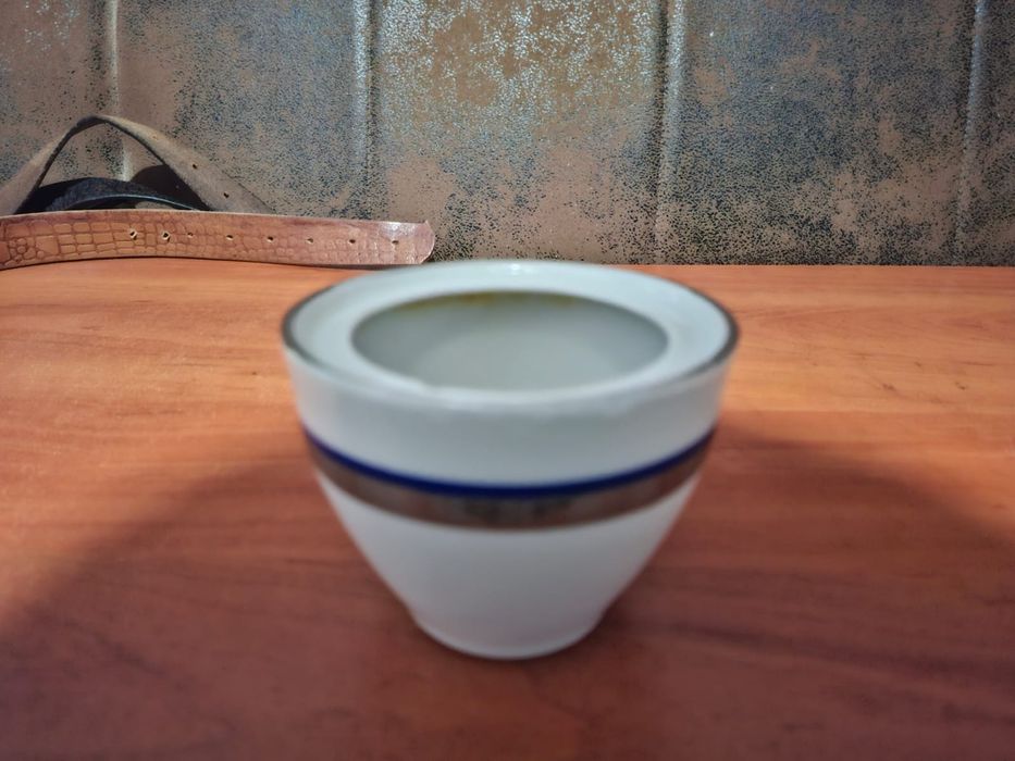 Porcelanowy biały serwis kawowy ze złoceniami i granatowym paskiem, ZP