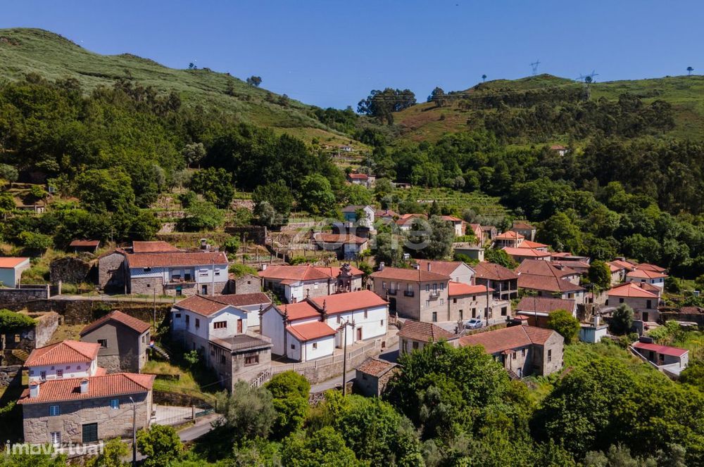 Moradia em ruinas T5 em terreno de 269 m2, em Britelo, Ponte da Barca