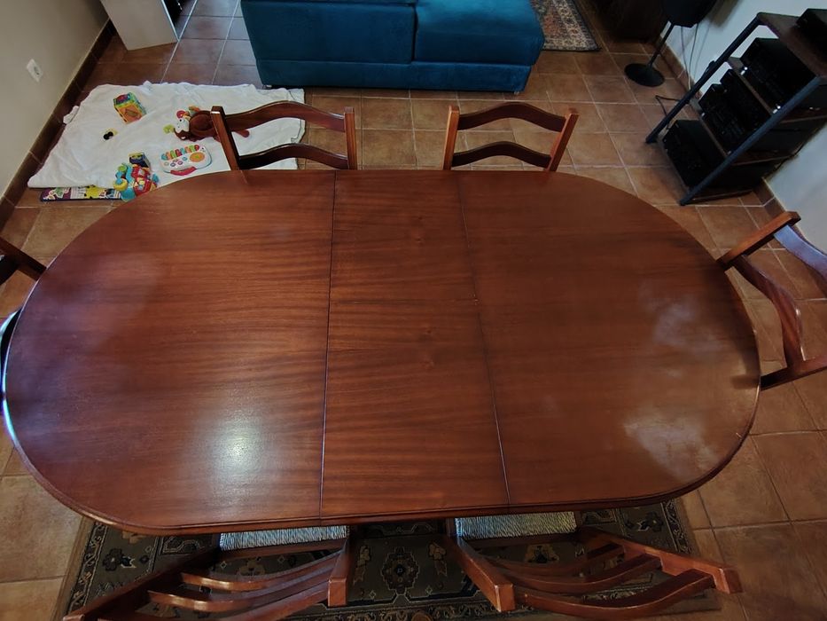 Mesa de madeira com 6 cadeiras